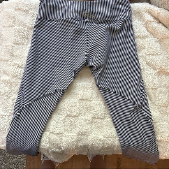 Lorna Jane • Striped Capri Leggings - Picture 6 of 7